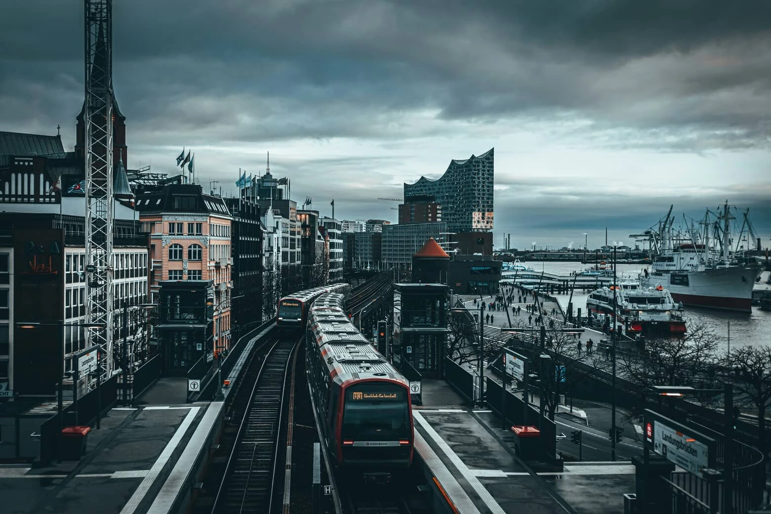 Blick auf Hamburg mit vorbeifahrender Bahn im Vordergrund, symbolisch für den Standort des Sanierungsunternehmens in der Region.